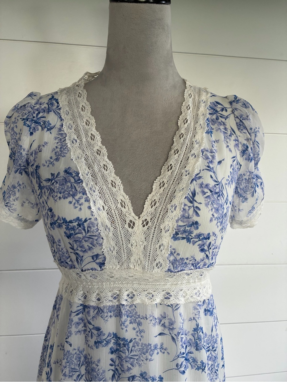 Taylor White and Light Blue Floral Lace-Trim Maxi Dress Sz 2 - Picture 3 of 10